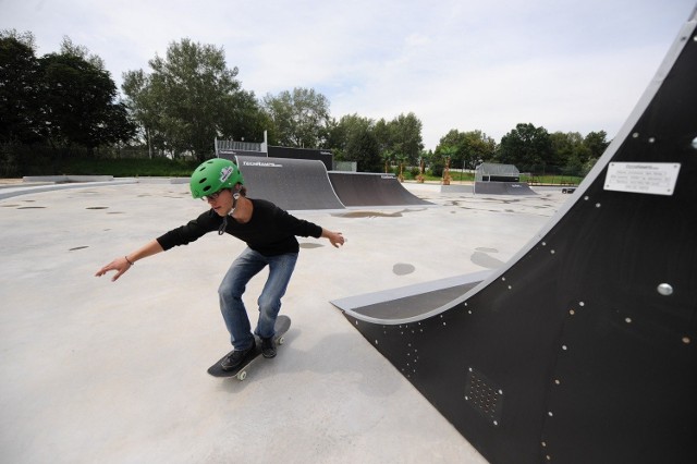 Nazwa projektu:Budowa skatepark w dzielnicy KleszczówkaWnioskodawca:Anna PrzygodzkaProjekt dla dzielnicy:KleszczówkaLokalizacja projektu:Najlepsze lokalizacje:4a – teren wewnątrz stadiony MOSiR Żory – po byłych trybunach. Plusy: teren ogrodzony, przeznaczony na usługi sportowe, administrowany przez MOSiR, nieużywany (marnuje się), powierzchnia ok. 1 500 m2 , co daje możliwość rozbudowy strefy sportowej dla młodzieży.Dodatkowy atut to przystanek autobusowy linii 03, 04.Inne propozycje zaznaczone na mapie.Opis projektu (pisownia oryginalna):Celem projektu jest budowa profesjonalnej rampy do nauki ewolucji na hulajnogach, rolkach, deskorolkach i rowerach. Obiekt zapewniłby większe bezpieczeństwo młodzieży chcącej poprawić swoje umiejętności na wyżej wymienionych sprzętach, gdyż dotychczas korzystająoni z obecnej infrastruktury drogowej (chodniki, parkingi, przydrożne krawężniki, przystanki autobusowe). Co warto podkreślić hulajnogi, rolki i deskorolki to nasza pasja, spędzamy tak prawie cały nasz czas wolny. Mamy 13-15 lat. W tym wieku cześć naszych rówieśnikównudzi się i popada w uzależnienia np. smartfony czy palenie. Jest wiele miejsc dla małych dzieci za to nie ma nic dla młodzieży. Na Cegielni jest tak dużo osób na hulajnogach, że ciężko bezpiecznie jeździć.Uwagi autora:Znalezione przez nas urządzenia i producenci (np. TechRamps.com- skatepark nr 070808 lub Skate-park.pl – skatepark nr 0220709 podają wymagania:minimalna powierzchnia ok. 240-280 m2oraz cenę ok. 70 tys. zł)Szacunkowy koszt projektu:95 000,00 złUzasadnienie: Realizacja projektu jest niemożliwa na wskazanych terenach za względu na warunki techniczne oraz zapisy Miejscowego Planu Zagospodarowania Przestrzennego.Ponadto przedstawiona wycena jest zaniżona - rzeczywiste koszty samego przygotowania nawierzchni pod skatepark przekraczają budżet przeznaczony na projekt dzielnicowy.