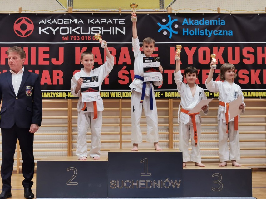 Worek pucharów przywieźli zawodnicy kieleckiej Chikary z I Turnieju Karate Kyokushin o Puchar Gór Świętokrzyskich w Suchedniowie 