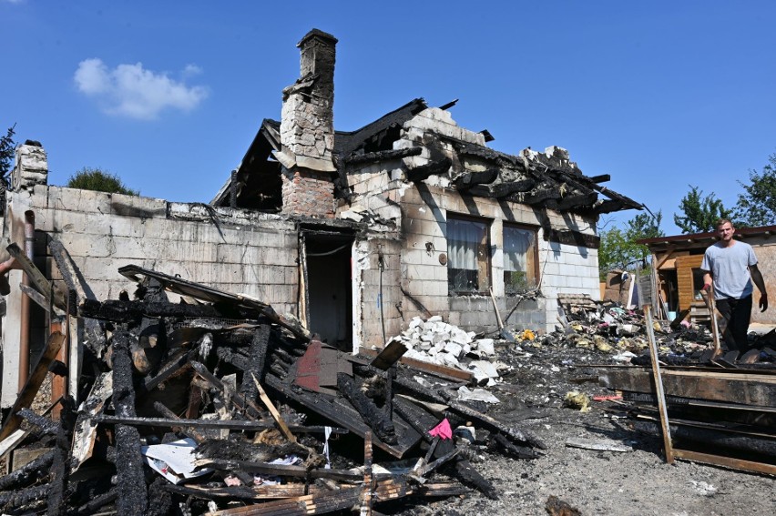 Pożar strawił dom w Jeleniowie w gminie Nowa Słupia. Możemy pomóc rodzinie go odbudować [WIDEO, ZDJĘCIA]