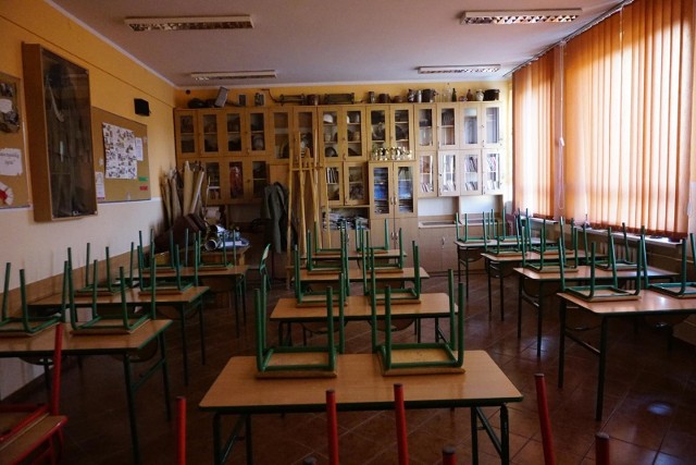 W szkołach w całej Polsce rozpoczął się w poniedziałek strajk nauczycieli. Pedagodzy podkreślają, że będą strajkować do skutku, co oznacza, że protest może  przedłużyć się na czas zaczynających się jutro egzaminów gimnazjalnych. Nadal nie wiadomo czy dyrektorzy szkół zdążą zebrać komisje egzaminacyjne na czas.