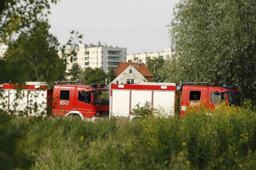 Wrocław: Na Zgorzelisku przesiąkał wał przy Widawie. Straż układała worki z piaskiem (ZDJĘCIA)