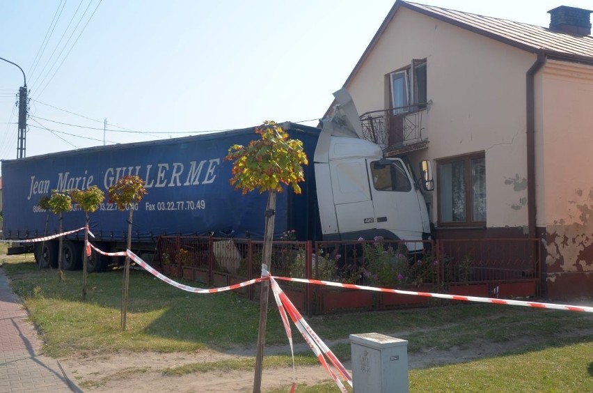 Wypadek w Klwowie. Ciężarówka wbiła się w dom