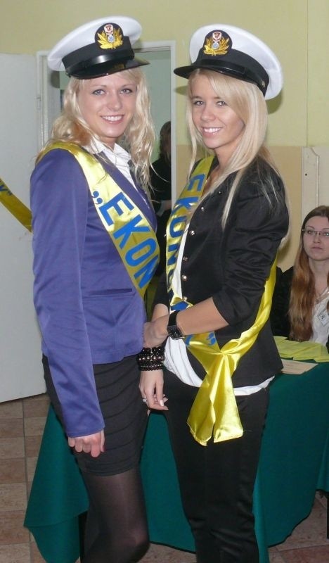 Miss Polonia Powiatu Ostrowieckiego 2012, Ania Kasprzak, obok, Kinga Stankowska.