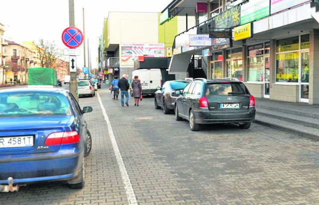 Kierowcy nagminnie łamią zakaz parkowania w centrum Radomia, przy rogu ulic 25 Czerwca i Żeromskiego, podjeżdżając praktycznie pod same drzwi pawilonów handlowych. 