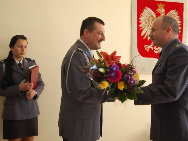 Nowy komendant podinspektor Andrzej Cieślik (z lewej) odbiera gratulacje od przedstawicieli innych służb mundurowych.