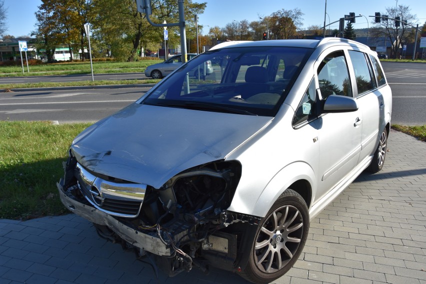 Tarnów. Na skrzyżowaniu samochód zderzył się z motocyklistą