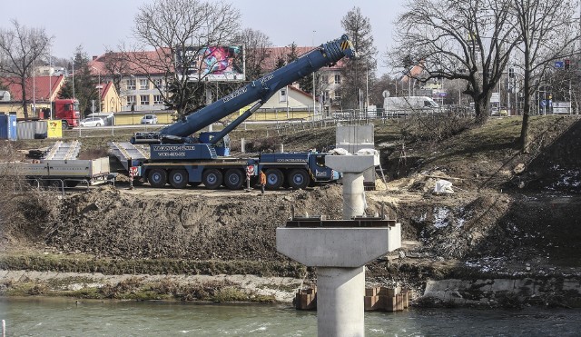 Tak postępują prace przy budowie kładki rowerowej wzdłuż mostu Lwowskiego w Rzeszowie.