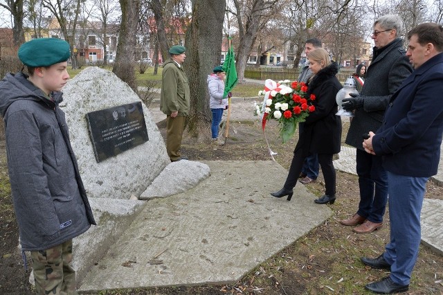 Wiceprezydent Renata Knap składa wieniec od miasta przy głazie upamiętniającym pomordowanych rozwadowskich Żydów
