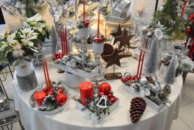 Stół z najmodniejszymi w tym sezonie bożonarodzeniowymi dekoracjami zobaczyć można w kwiaciarni Kwiatowa Pasja  Kielcach.