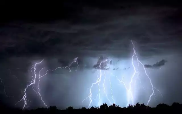 Burza nadciąga w Świętokrzyskie. Możliwe ulewy i grad.