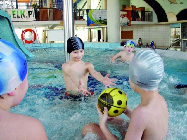 Najczęstszymi gośćmi pływalni są uczniowie ełckich szkół (na zdjęciu z SP 3), którzy tu bawią się, ćwiczą i uczą pływania