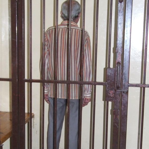 68-latek przyznał się do popełnienia przestępstwa. Mężczyzna na razie przebywa w tymczasowym areszcie. Może mu grozić nawet dożywocie.