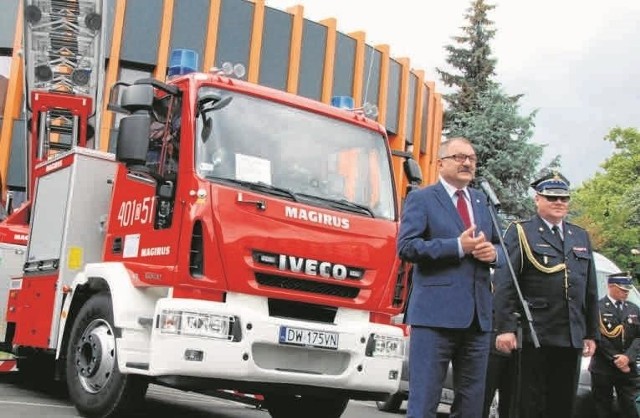 Samorząd województwa od 10 lat wspiera jednostki OSP w zakupie wozów i sprzętu przeciwpożarowego. Na zdjęciu marszałek Cezary Przybylski