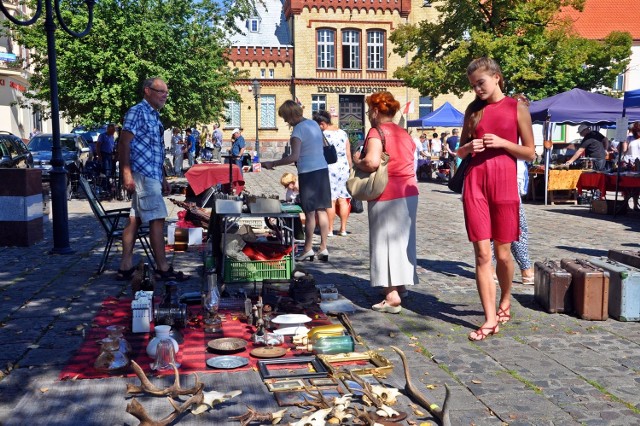 Stoiska kolekcjonerów staroci były w czwartek oblężone przez świecian, którzy interesowali się najróżniejszymi artykułami. Oglądano zabytkowe aparaty fotograficzne, głównie radzieckie zenity, ale były też niemieckie praktiki. Grzebano w książkach z poradami kucharskimi. Zadowoleni musieli być fani militariów, gdy mogli przeglądać menażki, manierki, hełmy, hełmofony, radiotelefony i inne elementy wojskowego wyposażenia. Nie brakło medali, odznak i odznaczeń z różnych epok i krajów. Były nawet zastawy stołowe ze stemplem III Rzeszy. Imprezę zorganizowali członkowie Grudziądzkiego Towarzystwa Kolekcjonerów i Miłośników Sztuki Dawnej „Pomorze” wraz ze świeckim ośrodkiem kultury.