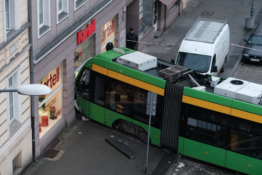 Marcinkowskiego: Groźny wypadek w centrum. Tramwaj wbił się...