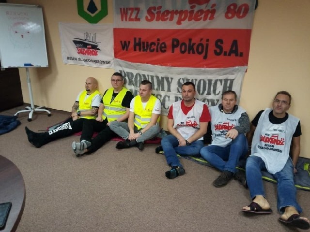 Katowice: W siedzibie Węglokoksu trwa strajk głodowy. Jeden z pracowników Huty Pokój trafił do szpitala