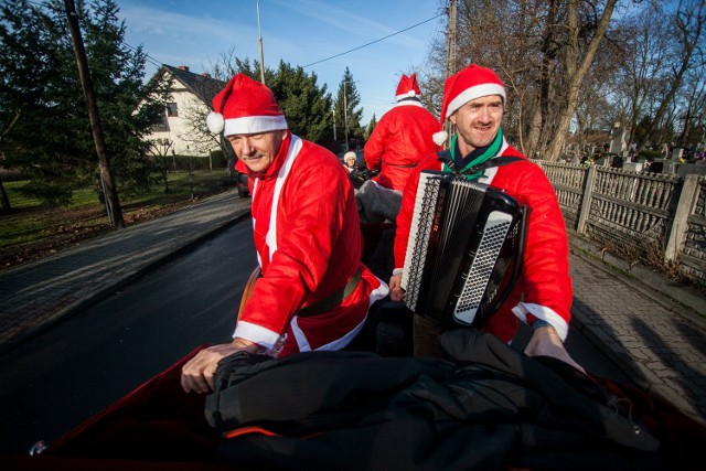 Akordeon pięknie przygrywał podczas jazdy, a później spotkania na Rynku. Dla wszystkich biegaczy były też, tradycyjnie, gorąca zupa i napoje