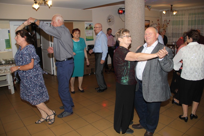 Brzezińscy emeryci spotkali się z okazji andrzejek. Były wróżby i tańce 