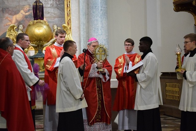Liturgia Wielkiego Piątku na Świętym Krzyżu z biskupem Krzysztofem Nitkiewiczem