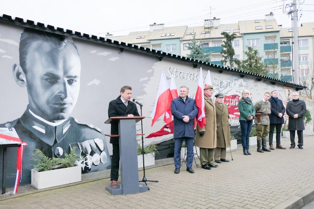 Odsłonięto nowy mural w Gryfinie! Upamiętnia rotmistrza Witolda Pileckiego [ZDJĘCIA]