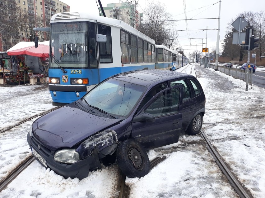 Wypadek na Grabiszyńskiej: Opel wpadł na torowisko. To przez rowerzystę. Ten uciekł