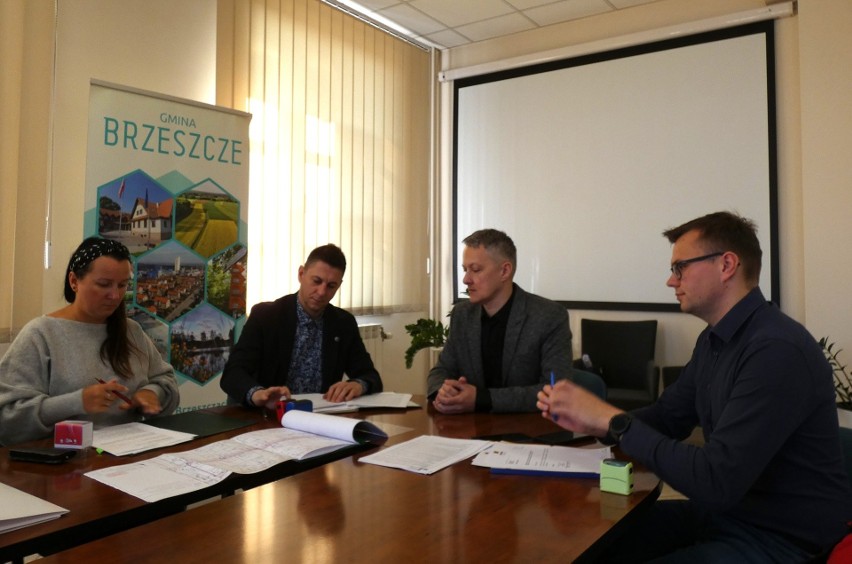 Burmistrz Brzeszcz podpisał umowę dotyczącą inwestycji na...