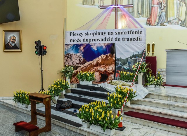 W parafiach na zakończenie liturgii wystawione zostały Groby Pańskie, symbolizujące grób Chrystusa. Jednym z nich, który prezentuje się szczególnie jest ten znajdujący się w parafii pw. Chrystusa Dobrego Pasterza w Białych Błotach, której proboszcz ks. Edward Wasilewski (poprzednio: parafia św. Mikołaja w Fordonie) co roku zaskakuje niezwykłymi pomysłami. W ubiegłych latach były to na przykład postać gospodyni stojąca przy pralce, mająca zwracać uwagę na stereotyp kobiety-gospodyni, czy postać Chrystusa w pontonie, która miała przypominać o uchodźcach. W tym roku Grób Pański w białobłockiej parafii zwraca uwagę na problem młodych ludzi, którzy bardzo często nie mogą oderwać się od telefonów i słuchawek, przez które słuchają muzyki, nie zwracając przy tym uwagi na otoczenie. Do Grobu prowadzą schody, które mają imitować przejście dla pieszych. Leży tam plecak, but i Pan Jezus w czarnym worku, którym zwykło się przykrywać osoby zmarłe.Wielkanoc to szczególny czas dla wszystkich chrześcijan - katolików. To pamiątka zmartwychwstania Pana Jezusa. Wczoraj wszyscy celebrujący święta Wielkiej Nocy udali się do kościołów, by poświęcić potrawy, które znajdą się na świątecznych stołach. Dla wielu z nich była to także okazja, by pomodlić się przy Grobie Pańskim.