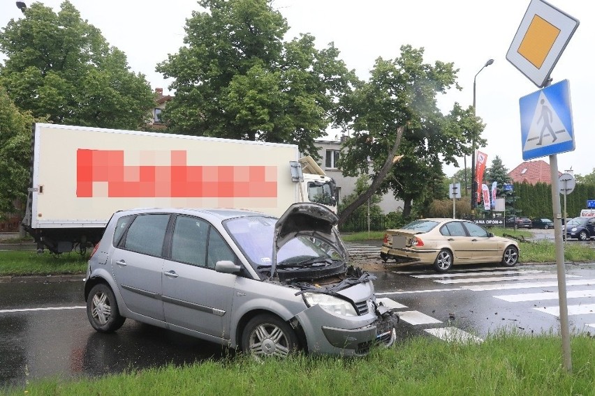 Wypadek na Kochanowskiego. Ukrainiec wjechał ciężarówką w dwa samochody i drzewo 