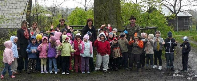 Pamiątkowe zdjęcia z wizyty gorzyckich przedszkolaków w Lesie Zwierzynieckim.