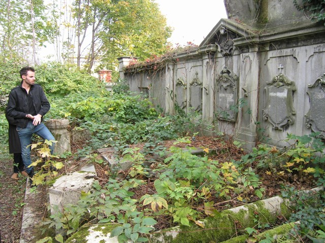 Dariusz Gajny na Starym Cmentarzu Ewangelickim. Rok temu „Dziadów” nie udało się tam wystawić
