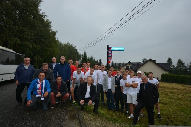 Piłkarze ze Lwowa i lokalni działacze piłkarscy przy ulicy Pogoni