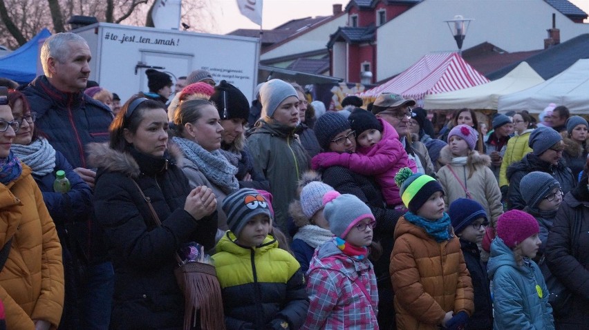 Kłobuck: Tłumy na otwarciu lodowiska i uruchomienia...