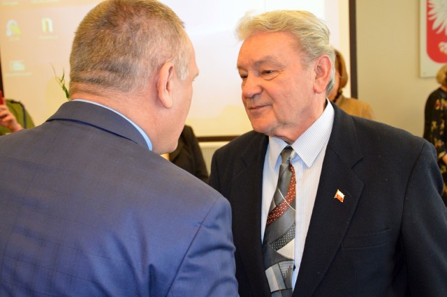 Stanisław Dworak na sesji Rady Miejskiej, gdzie otrzymał podziękowania za podarowaną makietę Centralnego Okręgu Przemysłowego
