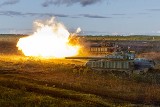Rosyjski czołgista ucieka w płomieniach, kiedy jego czołg zostaje wysadzony w powietrze - WIDEO