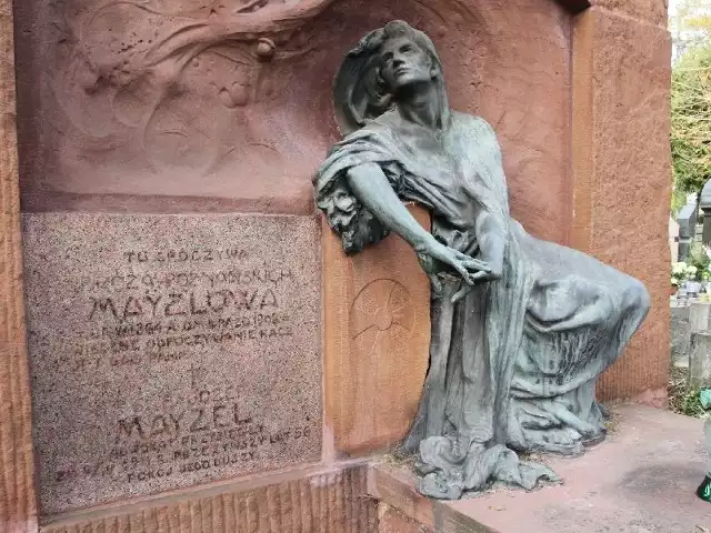 Kartka z żądaniem zapłaty za użytkowanie leżała także na jednym z najpiękniejszych secesyjnych nagrobków Róży Mayzlowej, odnowionym dzięki zbiórkom mieszkańców.