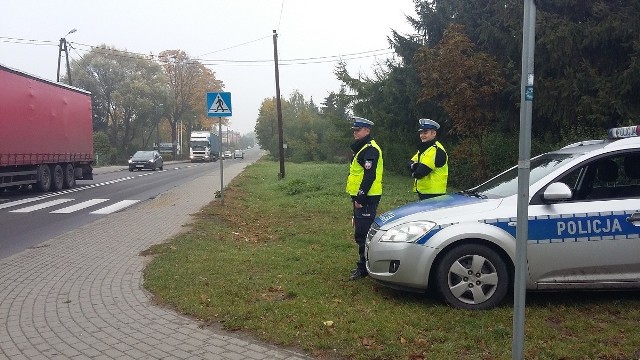 Do służby zostanie skierowanych dużo więcej funkcjonariuszy, którzy dbać będą o nasze bezpieczeństwo w rejonach cmentarzy i na drogach, po których poruszać się będzie zwiększona liczba pojazdów.