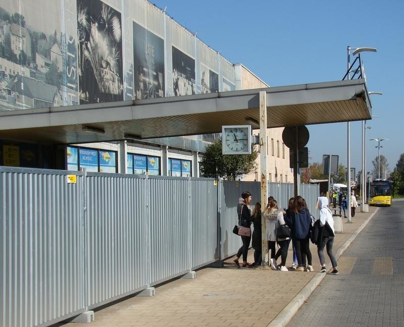 Oświęcim. Przygotowania do rozbiórki starego dworca kolejowego. Zobacz jak wygląda tuż przed wyburzeniem [ZDJĘCIA]