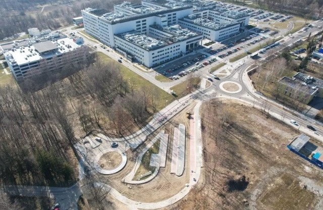 Jeden z najdroższych i największych szpitali w Polsce doczekał się w końcu cywilizowanego dojazdu dla pacjentów i personelu medycznego.
