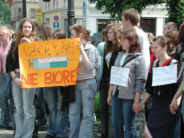 Na rynku uczniowie stworzyli symboliczny mur, który miał oddzielić ich rówieśników do narkotyków.