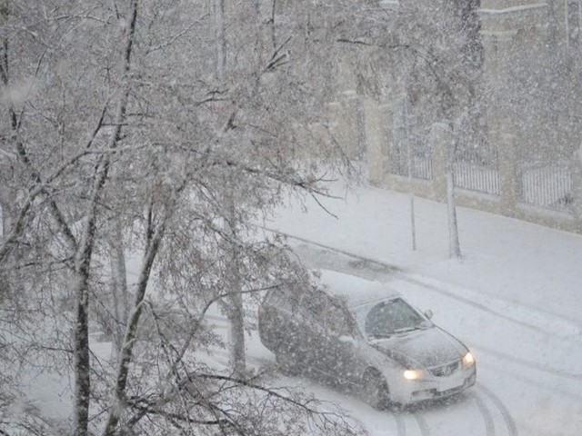 Śnieżyca utrudniała ruch w całym regionie.