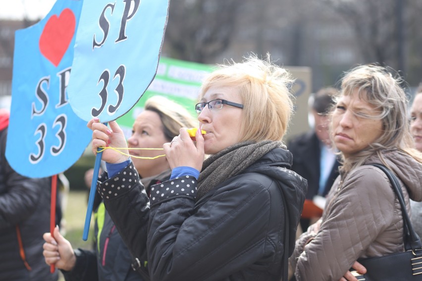 Protest w Bytomiu przeciwko zmianom w siatce szkół