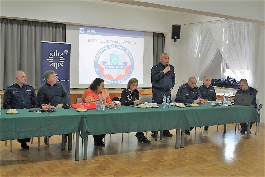 "Bezpieczny Senior" w Grębowie. Policjanci przestrzegali mieszkańców gminy przed sztuczkami oszustów