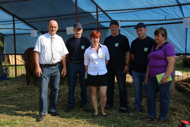 Przedstawiciele PZDR Gorlice z wyróżnionymi hodowcami bydła z Łużnej, z Owczar i z Regietowa