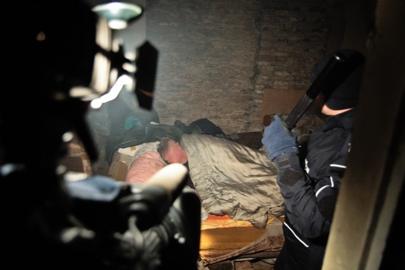 11.02.2012 Duchowni i policja wspólnie pomagali bezdomnym