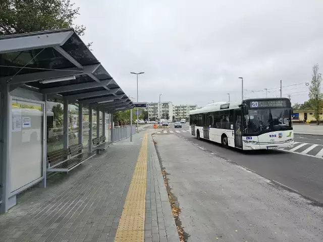 Autobus linii nr 20 na ulicy Legionów - mija przystanek w pobliżu zajezdni, nie wjeżdżając w zatoczkę i nie zatrzymując się w tym miejscu