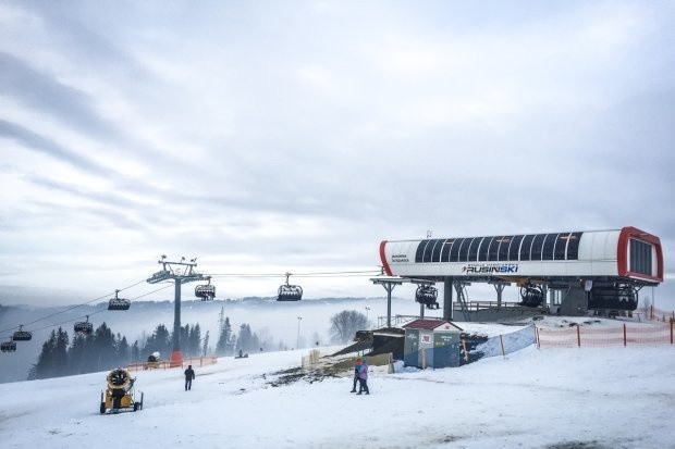 BukowinaTaniej już od 9 marca będzie na stacji RusinSki w Bukowinie Tatrzańskiej. Tu od tego dnia będzie można kupić tańsze bilety. Obniżki sięgają nawet 20 procent.Dodatkową promocję stacja przygotowała dla górali czyli mieszkańców powiatów tatrzańskiego i nowotarskiego. % godzinny karnet do wykorzystanie po godzinie 14 kosztuje tu dla nich 50 zł.