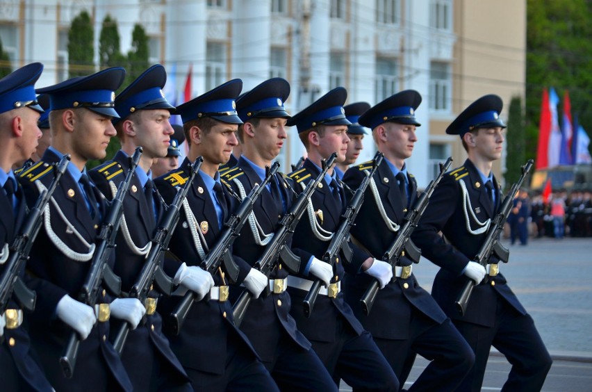 Rosyjscy żołnierze w trakcie parady.