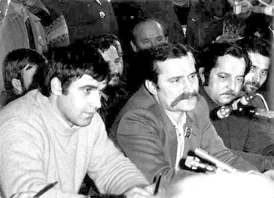 Negocjacje podczas strajku chłopskiego. Od lewej: Jan Kułaj, Lech Wałęsa i Antoni Kopaczewski