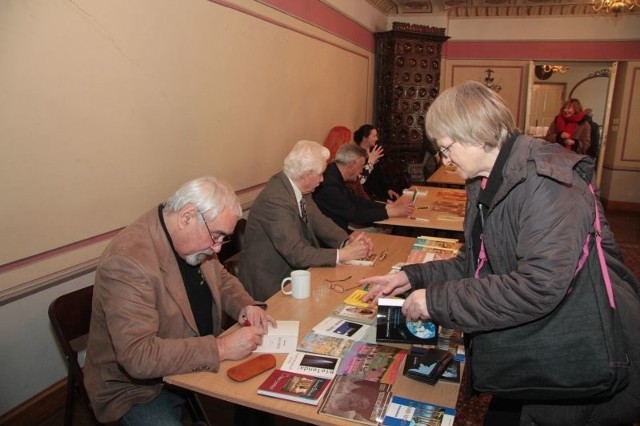 Romuald Bielenia podpisuje książkę z wierszami inspirowanymi  pobytem w Grecji dla Tatiany Rajskiej.