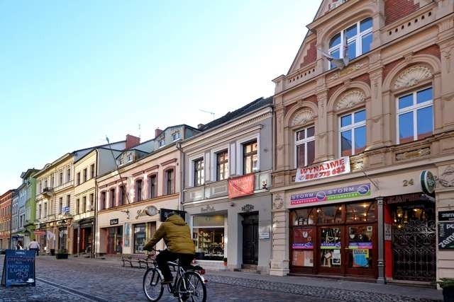 Po wydaniu przez nadzór budowlany kilku nakazów remontów zrujnowanych kamienic wygląd ulicy Długiej mocno się poprawia. 